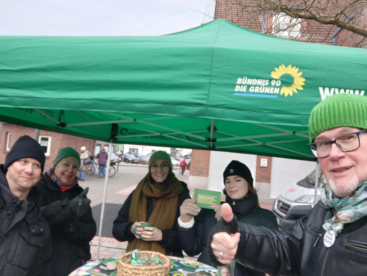 Heute waren wir mit unserem Infostand in Schwanewede – und auch an den nächsten beiden Samstagen sind wir wieder für euch da! Von 09:00 bis ca. 12:00/13:00 Uhr stehen wir auf dem Marktplatz und freuen uns auf spannende Gespräche.
Kommt vorbei, lernt uns kennen und erfahrt mehr über grüne Ideen für den Bundestag🌻💚 #schwanewede #grünevorort #bundestagswahl2025 #grueneschwanewede #lenagumnior