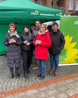Heute hatten wir einen tollen Infostand auf dem Marktplatz in Schwanewede – trotz der Kälte kamen viele Interessierte vorbei, und wir hatten spannende Gespräche mit euch und unserer Bundestagskandidatin Lena Gumnior. Danke für euren Besuch. 
Und wir sind noch nicht fertig: Auch am Samstag, den 22.02., ab 09:00 Uhr sind wir wieder für euch da. Kommt vorbei, lernt uns kennen und diskutiert mit uns über die Themen, die euch bewegen! 💚 #schwanewede #grüne #bundestagswahl2025