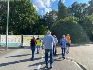 Ein Blick in die Zukunft Schwanewedes 🌱

Wir hatten die Möglichkeit, das Konversionsgebiet Schwanewede gemeinsam mit dem Geschäftsführer der Entwicklungsgesellschaft, Herrn Amann, zu erkunden.

🏗️ In rund 90 spannenden Minuten führte er uns über das Gelände – von den zu erhaltenden Wohngebäuden bis hin zum Herzensprojekt Heizkraftwerk (hier entsteht ein Ort der Begegnung mit Kultur, Gastronomie und Gemeinschaft – mitten im neuen Quartier). 💚

Wir sind begeistert von den Ideen, der Energie und dem Wandel, den wir Schritt für Schritt miterleben dürfen. ✨

#schwanewede #grüneschwanewede #konversion #quartiersentwicklung #nachhaltigeentwicklung #zukunftgestalten #gemeinsamgestalten #schwanewedewirdgrün #ortsentwicklung