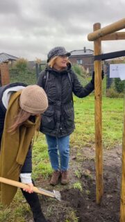 Unser Bürgerwald wächst weiter

Der Bürgerwald geht in sein zweites Pflanzjahr – ein Projekt, das wir gemeinsam mit dem BUND auf den Weg gebracht haben.
Heute konnten wir als Grüne Schwanewede zwei Bäume pflanzen und so ein kleines Stück Zukunft setzen.

Ein Zeichen für Klima, Natur und unsere Gemeinde.
#bürgerwaldschwanewede #grueneschwanewede #grueneniedersachsen #schwanewedewirdgrün #gemeinsamstark #zukunftpflanzen #schwanewede