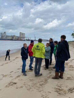 🚨 ALARMSTUFE ROT AN DER WESER! 

Gestern waren @kimfuerwentsches br.kellermann @derstephchrist @eva_viehoff_mdl und @cijay_schroeder mit uns, auf Einladung des @bundbremen und @weserschutz auf Harriersand unterwegs.

Die Weser mit seinen Nebenarmen ist mehr als nur ein Fluss. Sie ist Lebensraum, Erholungsort und ein einzigartiges Ökosystem. Doch jetzt droht sie durch die geplante Vertiefung weiter zerstört zu werden!

Warum ist das ein Problem?
❌ Gefahr für Anwohner:innen: Höhere Flutwellen und Erosion bedrohen unsere Dörfer und Städte. 
❌ Zerstörung von Natur: Die Vertiefung vernichtet Pflanzen, Tiere und ganze Lebensräume. 
❌ Wirtschaftlicher Irrsinn: Die Vertiefung bringt kaum Vorteile, aber enorme Kosten für Steuerzahler:innen und Umwelt.
❌ Klimaschädlich: Mehr Schiffstiefgang bedeutet mehr Ausbaggerungen, mehr CO₂ und das in Zeiten der Klimakrise! 

Was du tun kannst:
✅ Unterschreibe Petitionen (z. B. von @bundbremen und @weserschutz) 

✅ Gehe zur Demo am 06.06.2026 um 16:30 Uhr an der Katje in Brake/Unterweser gemeinsam sind wir laut!

✅ Druck auf Politik machen: #weservertiefungneindanke #klimaschutzjetzt #naturschützen #weservertiefungstoppen 

Frage an euch: Habt ihr schon von den Plänen gehört? Was denkt ihr darüber? 👇