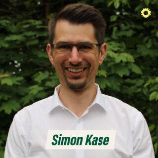 Ich bin Simon Kase, kandidiere für Gemeinderat Schwanewede und Ortsrat Löhnhorst und setze mich dafür ein, dass unser Fuß- und Radwegenetz sicherer und lückenloser wird. Denn Mobilität muss klimafreundlich und für alle zugänglich sein, egal ob zu Fuß, mit dem Rad oder dem Bus. #Schwanewede #grueneschwanewede #kommunalwahl2026 #schwanewedewirdgruen 
#mobilitaetswende