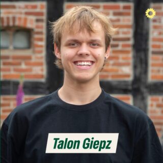Ich bin Talon Giepz, kandidiere für Gemeinde- und Ortsrat in Schwanewede und setze mich dafür ein, dass Schulsozialarbeit und offene Jugendarbeit in Schwanewede erhalten bleiben. Denn kein Kind darf zurückgelassen werden und Jugendzentren müssen verlässliche Anlaufpunkte bleiben. #schwanewede #grueneschwanewede #kommunalwahl2026 #schwanewedewirdgruen #schulsozialarbeit