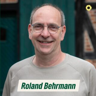 Ich bin Roland Behrmann, kandidiere für den Gemeinderat Schwanewede und setze mich dafür ein, dass unsere Gemeindefeuerwehr zukunftssicher aufgestellt wird. Mit einheitlichen Standards für die Gerätehäuser und einer klugen, kreativen Fahrzeugbeschaffung. Denn im Ernstfall muss schnelle Hilfe verlässlich sein. #schwanewede #grueneschwanewede #kommunalwahl2026 #schwanewedewirdgruen #feuerwehr