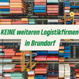 Keine weiteren Logistikfirmen im Gewerbe- und Industriegebiet Brundorf. Mit diesem Antrag soll die Ansiedlung zusätzlicher Logistikhallen und -unternehmen mit den Schwerpunkten Transport und Lagerung in Brundorf gestoppt werden.

In den letzten Jahren hat die konzentrierte Ansiedlung von Logistikunternehmen im Gewerbegebiet Brundorf zu einer massiven Zunahme großer Lagerhallen geführt. Der damit verbundene LKW-Verkehr belastet die Bevölkerung in Brundorf erheblich und trägt maßgeblich zur Überlastung des Autobahnknotens in Schwanewede bei. Diese Entwicklung darf nicht einfach hingenommen werden. „Die Belastungen für die Bürger:innen sind nicht länger tragbar. Wir brauchen eine gezielte und nachhaltige Gewerbeflächenpolitik, die den kleinen Mittelstand und das produzierende Gewerbe fördert. Gleichzeitig muss die Flächeneffizienz – also das Verhältnis von Arbeitsplätzen zur genutzten Fläche – eine zentrale Rolle spielen“, betont Dörte Gedat, Fraktionsvorsitzende von Bündnis 90/Die Grünen.

Der Antrag verfolgt mehrere Ziele: Der Gemeinderat soll die Ansiedlung zusätzlicher Logistikfirmen in Brundorf ablehnen. Die Verwaltung wird beauftragt, Planungen zu entwickeln, die Logistikunternehmen ausschließen oder durch alternative Ausweisungen im Rahmen der Bauleitplanung dieses Ziel zu erreichen. Bei unklarer Zuordnung einer Firma als Logistikunternehmen entscheidet der Rat über die Ansiedlung bzw. den Verkauf der Fläche. Zudem soll sich der Gemeinderat zu einer verbindlichen, nachhaltigen und gezielten Nutzung der Gewerbeflächen bekennen.

Dörte Gedat fügt hinzu: „Die Ausweisung von Gewerbeflächen ist nicht unendlich möglich. Wir müssen verantwortungsvoll mit den vorhandenen Ressourcen umgehen und die Lebensqualität in Brundorf bewahren.“ Der Antrag unterstreicht die Notwendigkeit, künftige Ansiedlungen stärker am Bedarf der Region und der Bevölkerung auszurichten. #schwanewede