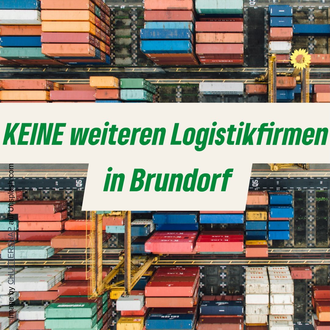 Keine weiteren Logistikfirmen im Gewerbe- und Industriegebiet Brundorf. Mit diesem Antrag soll die Ansiedlung zusätzlicher Logistikhallen und -unternehmen mit den Schwerpunkten Transport und Lagerung in Brundorf gestoppt werden.

In den letzten Jahren hat die konzentrierte Ansiedlung von Logistikunternehmen im Gewerbegebiet Brundorf zu einer massiven Zunahme großer Lagerhallen geführt. Der damit verbundene LKW-Verkehr belastet die Bevölkerung in Brundorf erheblich und trägt maßgeblich zur Überlastung des Autobahnknotens in Schwanewede bei. Diese Entwicklung darf nicht einfach hingenommen werden. „Die Belastungen für die Bürger:innen sind nicht länger tragbar. Wir brauchen eine gezielte und nachhaltige Gewerbeflächenpolitik, die den kleinen Mittelstand und das produzierende Gewerbe fördert. Gleichzeitig muss die Flächeneffizienz – also das Verhältnis von Arbeitsplätzen zur genutzten Fläche – eine zentrale Rolle spielen“, betont Dörte Gedat, Fraktionsvorsitzende von Bündnis 90/Die Grünen.

Der Antrag verfolgt mehrere Ziele: Der Gemeinderat soll die Ansiedlung zusätzlicher Logistikfirmen in Brundorf ablehnen. Die Verwaltung wird beauftragt, Planungen zu entwickeln, die Logistikunternehmen ausschließen oder durch alternative Ausweisungen im Rahmen der Bauleitplanung dieses Ziel zu erreichen. Bei unklarer Zuordnung einer Firma als Logistikunternehmen entscheidet der Rat über die Ansiedlung bzw. den Verkauf der Fläche. Zudem soll sich der Gemeinderat zu einer verbindlichen, nachhaltigen und gezielten Nutzung der Gewerbeflächen bekennen.

Dörte Gedat fügt hinzu: „Die Ausweisung von Gewerbeflächen ist nicht unendlich möglich. Wir müssen verantwortungsvoll mit den vorhandenen Ressourcen umgehen und die Lebensqualität in Brundorf bewahren.“ Der Antrag unterstreicht die Notwendigkeit, künftige Ansiedlungen stärker am Bedarf der Region und der Bevölkerung auszurichten. #schwanewede